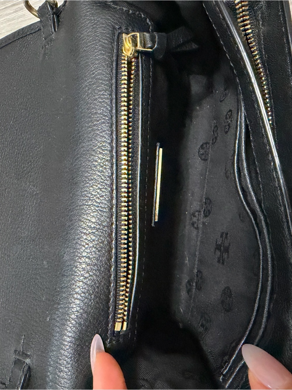 Tory Burch Black Pebbled Leather Crossbody with Gold Logo - Picture 5 of 7